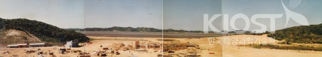 1983년 안산 부지와 건설 착공 후의 모습 의 사진