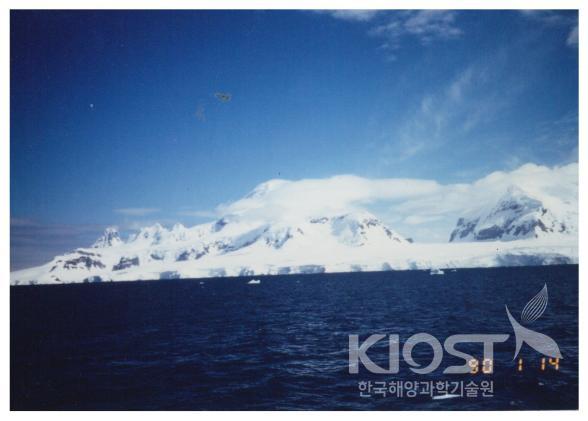주로 빙벽으로 되어 있는 남극반도의 해안 의 사진