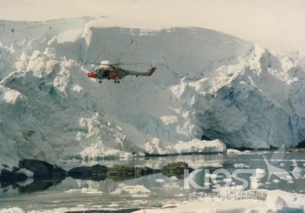 남극반도 해안에 가까이 온 영국 해군 엔듀어런스호의 헬리콥터 의 사진