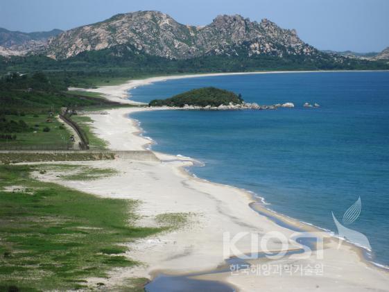 강원도 고성의 통일전망대에서 바라본 북한 쪽 모래 해안 의 사진