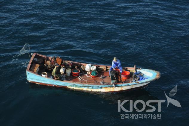 이어도 해역에서 어류를 잡는 중국 어선 의 사진
