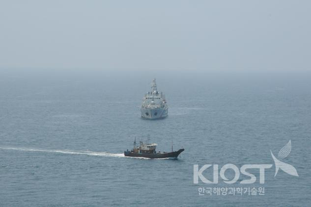 이어도 기지 주변에 접근한 중국 어선과 해경 경비함 의 사진