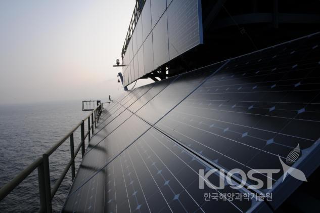 이어도 기지의 전력 생산을 위한 태양광발전 패널 의 사진