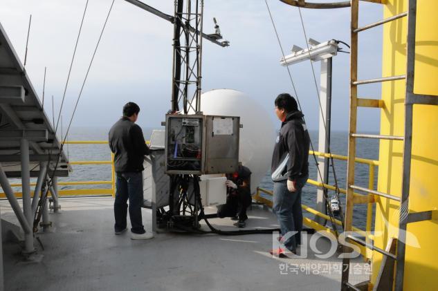 가거초 기지 관측장비의 전송 시스템을 점검하고 있는 모습 의 사진
