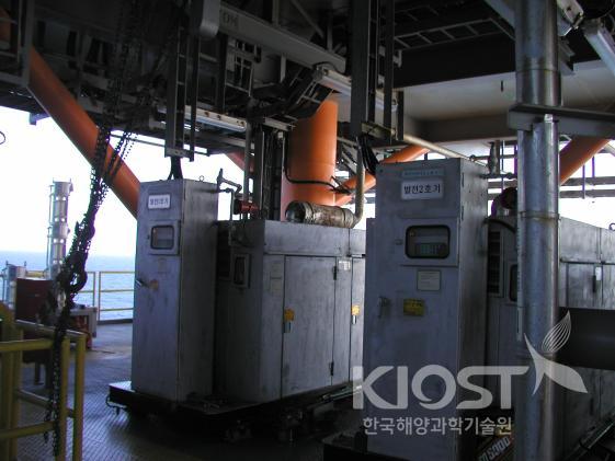 이어도 기지 셀라데크에 설치된 2대의 디젤발전기 의 사진
