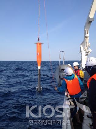 해수혼합 특성 관측을 위한 터보맵 장비 투입 의 사진
