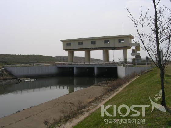 산업단지에 건설된 수로 및 배수갑문(평택시 포승국가산업단지) 의 사진