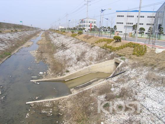 하천으로 유역의 물과 오염물질이 유입되는 토구(아산시의 밀두천) 의 사진