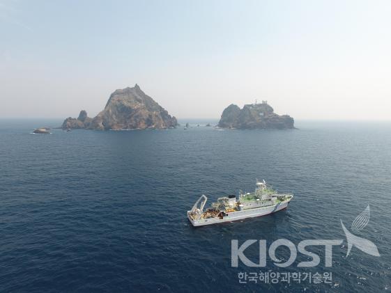 독도 해역을 조사 중인 한국해양과학기술원의 이어도호 의 사진