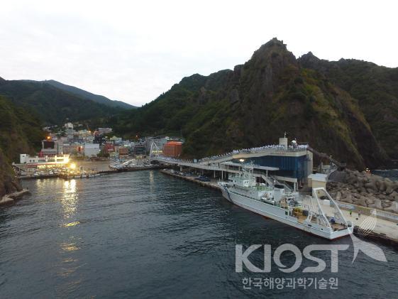 울릉도 도동항에 접안한 한국해양과학기술원의 이어도호 의 사진
