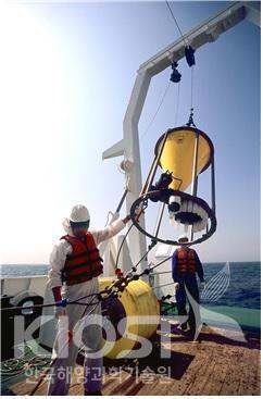 해양환경․복원 연구를 위한 침강입자 시료채집 의 사진