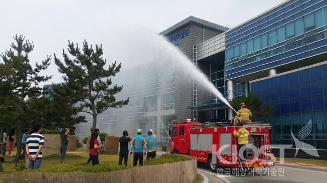 동해연구소-죽변119 합동 소방훈련 의 사진